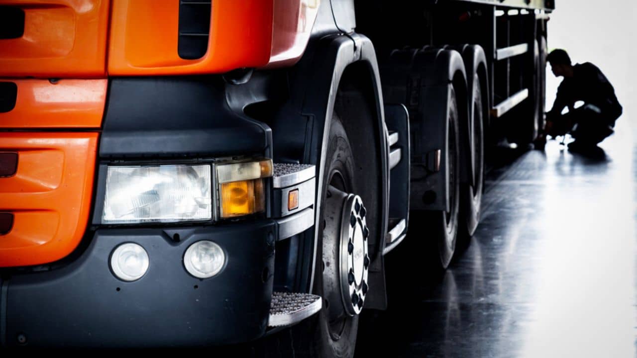 What Is 17.5 Vs 19.5 Trailer Tires? Big Info.